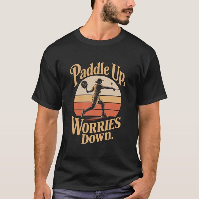 Camiseta Paddle Up Worries Down Sunset Illustration (Frente)