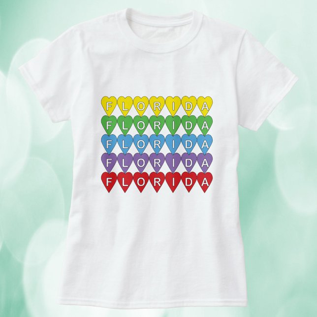 Camiseta Padrão de Corações Arco-íris da Flórida (A tshirt with colorful hearts that spell out Florida.)