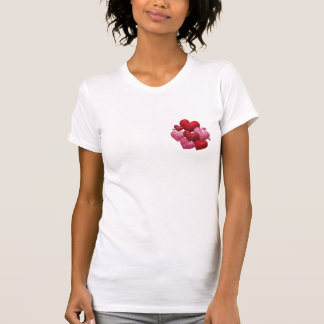 Camiseta Padrão de Corações Vermelhos Estética Minimalista