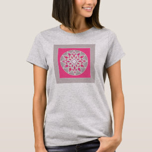Camiseta Padrão de Mandala em cor rosa, branco e cinza fuc