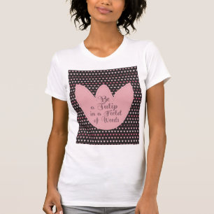 Camiseta Padrão de Tulipa Rosa Simples com fundo escuro