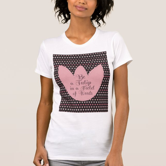 Camiseta Padrão de Tulipa Rosa Simples com fundo escuro (Frente)