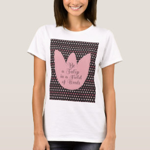 Camiseta Padrão de Tulipa Rosa Simples com fundo escuro
