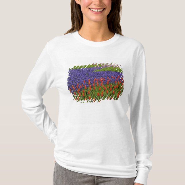 Camiseta Padrão de tulipas e flores de jacinto de uva, 2 (Frente)