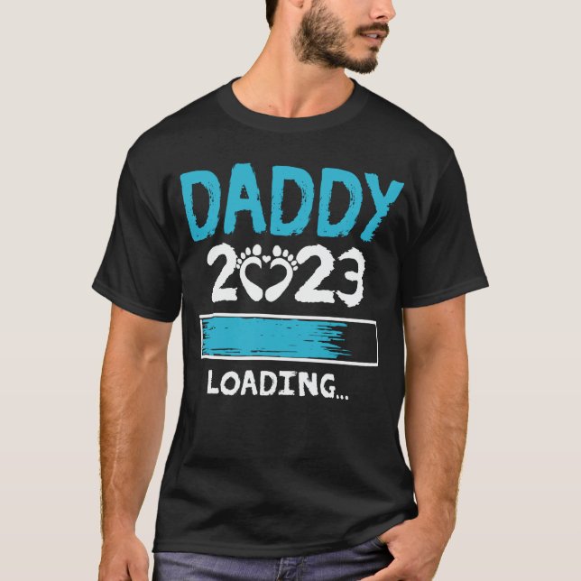 Camiseta Pai 2023 Carregando Novo papai de Anúncio de Gravi (Frente)