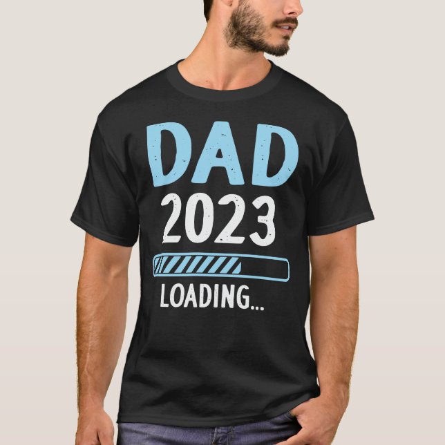 Camiseta Pai 2023 Carregando Novo papai de Anúncio de Gravi (Frente)