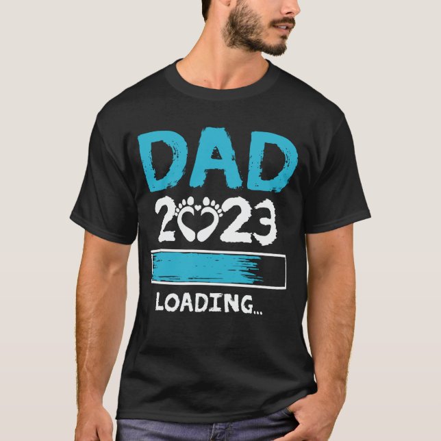 Camiseta Pai 2023 Carregando Novo papai de Anúncio de Gravi (Frente)