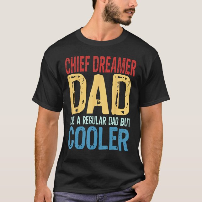 Camiseta Pai Chefe do Sonhador Como um Pai Regular mas Co (Frente)