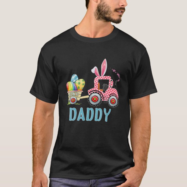 Camiseta Pai Coelho Trator Carregando Ovos de Páscoa Felize (Frente)