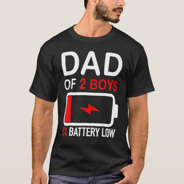 Camiseta Pai De 2 Rapazes 5 Homens Com Baixo Dia de os pais (Frente)