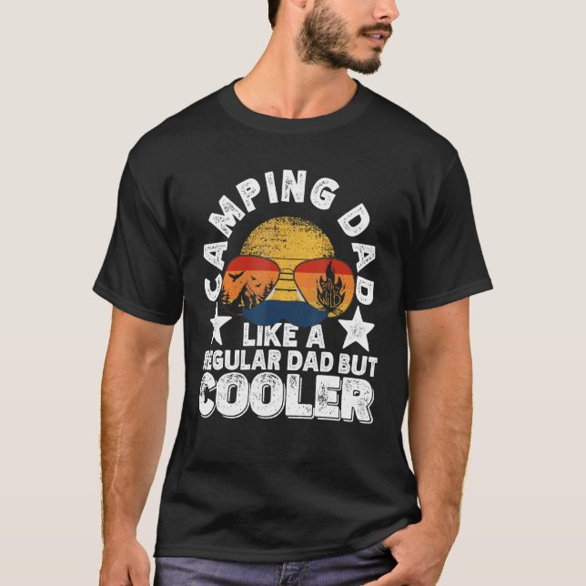 Camiseta Pai De Acampamento Como Um Pai Regular Mas Mais Fr (Frente)