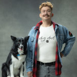 Camiseta Pai de cães<br><div class="desc">Design de camiseta simples e fofa para um dono de cachorro. O texto diz "pai de cão" com uma ilustração de uma pata de cão.</div>