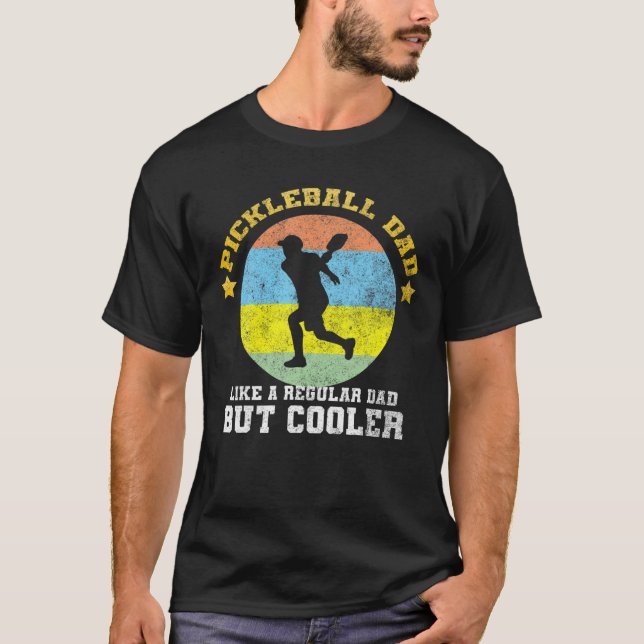 Camiseta Pai De Pickleball Como Um Pai Regular, Mas Mais Fr (Frente)