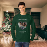 Camiseta Pai do nome do coração da família verde de Natal<br><div class="desc">Camisa verde. Personalize e adicione sua própria foto de família. Moldura em forma de coração. Adicione seu nome de família e ano. Texto branco.</div>