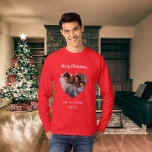 Camiseta Pai do nome do coração da família vermelha de Nata<br><div class="desc">Camisa vermelha. Personalize e adicione sua própria foto de família. Moldura em forma de coração. Adicione seu nome de família e ano. Texto branco.</div>