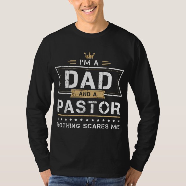 Camiseta Pai e pastor nada me assusta com presentes (Frente)