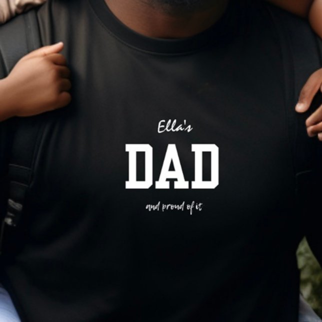 Camiseta Pai e preto e branco orgulhosos personalizáveis (Black and White Customizable Dad T-Shirt
)
