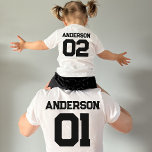 Camiseta Pai Filho Filho Filha Filha Esporte Equipe Nome Co<br><div class="desc">Design personalizável com uma equipe desportiva ou um sobrenome com um número para a correspondência de peças para um pai e uma criança. Encontre uma camisa de criança na minha coleção "Pai e Mim Correspondendo Designs e presentes de Pai".</div>