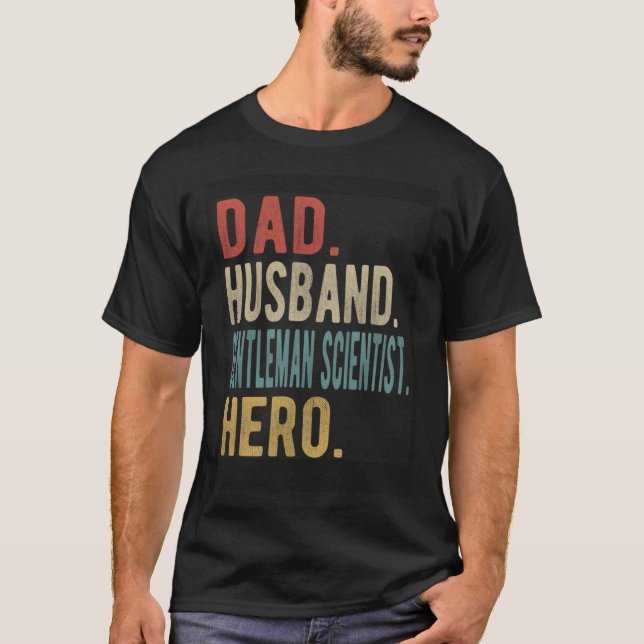 Camiseta Pai Marido Cavalheiro Herói Cientista (Frente)