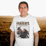 Camiseta Pai orgulhoso da foto do Formando Ocidental de 202<br><div class="desc">O formando está escrito em country western sobre sua foto de retrato do mais velho para uma camiseta excelente ou de graduação de cowboy . Personalize este grupo pai com o nome do seu filho ou filha e o segundo grau ou classe universitária de 2023 sob a tipografia meridional. Personalize...</div>
