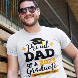 Camiseta Pai orgulhoso de um boné de ouro negro de formando<br><div class="desc">Comemore a graduação de seu filho ou filha com essa camiseta moderna,  com um "PAI orgulhoso de uma tipografia de Formando 2023",  em preto e ouro; personalize facilmente essa camiseta com o ano de graduação e o nome do formando editando os campos de modelo.</div>