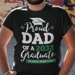 Camiseta Pai orgulhoso de um nome de boné verde formando 20<br><div class="desc">Comemore a graduação de seu filho ou filha com essa camiseta moderna,  com um "PAI Orgulhoso de um Formando 2023" em preto e verde; personalize facilmente essa camiseta com o ano de graduação e o nome do formando editando os campos de modelo.</div>