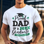 Camiseta Pai orgulhoso de um nome de boné verde formando 20<br><div class="desc">Comemore a graduação de seu filho ou filha com essa camiseta moderna, com um "PAI Orgulhoso de um Formando 2022" em preto e verde; personalize facilmente essa camiseta com o ano de graduação e o nome do formando editando os campos de modelo. Para mais solicitações, personalizações, alterações de cor ou...</div>