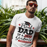 Camiseta Pai orgulhoso de uma família de formandos 2023<br><div class="desc">Comemore a graduação de seu filho ou filha com essa camiseta moderna,  com um "PAI orgulhoso de uma tipografia de Formando 2023" em preto e vermelho; personalize facilmente essa camiseta com o ano de graduação e o nome do formando editando os campos de modelo.</div>