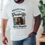 Camiseta Pai orgulhoso de uma foto personalizada branca do<br><div class="desc">design de camiseta de graduação "Pai Orgulhoso de um Formando 2025" branco-na moda apresenta uma foto do formando enquadrado em preto com nome simples e clássico, ano de aula e texto do nome da escola que pode ser personalizado para qualquer membro da família. As cores e o estilo da camisa...</div>
