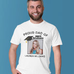 Camiseta Pai Orgulhoso do Ano de Graduação Personalizada de<br><div class="desc">Pai orgulhoso personalizado de uma camiseta de formando 2025 com a foto e o nome personalizados de seu próprio mais velho. Apresenta um boné de formatura bonito na fotografia. Estas camisetas-mãe personalizadas são perfeitas para uma cerimônia de formatura. Mostre a todos sua fotografia de mais velho.</div>