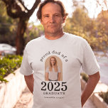 Camiseta Pai Ortográfico de Arco Moderno do Formando de 202<br><div class="desc">Pai Ortográfico de Arch Moderno do Formando de 2025. Especialmente para pais de estudantes recém-formados vestirem com orgulho. Sua foto do formando está em forma de arco, e o ano grande e ousado, com o nome do formando. Personalize facilmente o texto conforme necessário e substitua a foto pelo seu próprio...</div>