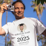 Camiseta Pai Ortoso de Foto em Texto Negrito da Camisa-T do<br><div class="desc">Pai Ortoso de Foto Texto Negrito do Formando 2025. Especialmente para pais de estudantes recém-formados vestirem com orgulho. A foto do seu filho ou filha está dentro de uma forma circular, e o ano grande e ousado, com o nome do formando. Personalize facilmente o texto conforme necessário e substitua a...</div>