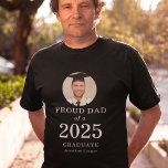 Camiseta Pai Ortoso de Foto Texto Branco Negrito do Formand<br><div class="desc">Pai Ortoso de Foto Texto Branco Negrito do Formando 2025. Especialmente para pais de estudantes recém-formados vestirem com orgulho. A foto do seu filho ou filha está dentro de uma forma circular, e o ano grande e ousado, com o nome do formando. Personalize facilmente o texto conforme necessário e substitua...</div>