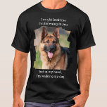 Camiseta Pai Personalizado de Cão Engraçado com Foto Pet<br><div class="desc">Como é verdade isso! Agora não precisa dizer uma palavra, apenas deixe sua camisa falar. "Posso parecer que estou te ouvindo, mas na minha cabeça, estou andando com meu cachorro". Personalize com seu nome e foto favoritos de cachorro. Todo amante de cachorro precisa de um. Presente perfeito para cada mãe...</div>