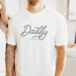 Camiseta Pai Personalizado do Rodeio de Cowboy Ocidental<br><div class="desc">Procurando o presente perfeito para o melhor Pai de uma cowboy ou cowboy? Esta camisa de Pai ocidental é o presente perfeito para todos os Pais amantes do país! A fonte única de corda que diz "Pai" está cercada por estrelas azuis cintilantes. Fácil de personalizar o ano. Este é um...</div>