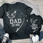 Camiseta Pai Pesca Peixe Amigo Correspondente Ao Pai Filho<br><div class="desc">Vara de pesca com um peixe com uma citação personalizável de "amigo de pesca do pai",  em fontes muito angustiadas para camisas de criança e pai que combinam.</div>