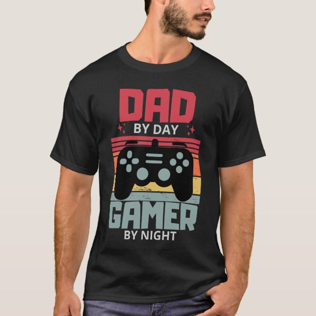 Camiseta Pai Por Dia Gamer Por Noite Dia de os pais Fanny (Frente)