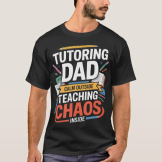 Camiseta Pai que dá Lições Calmo por Fora Caos no Ensino