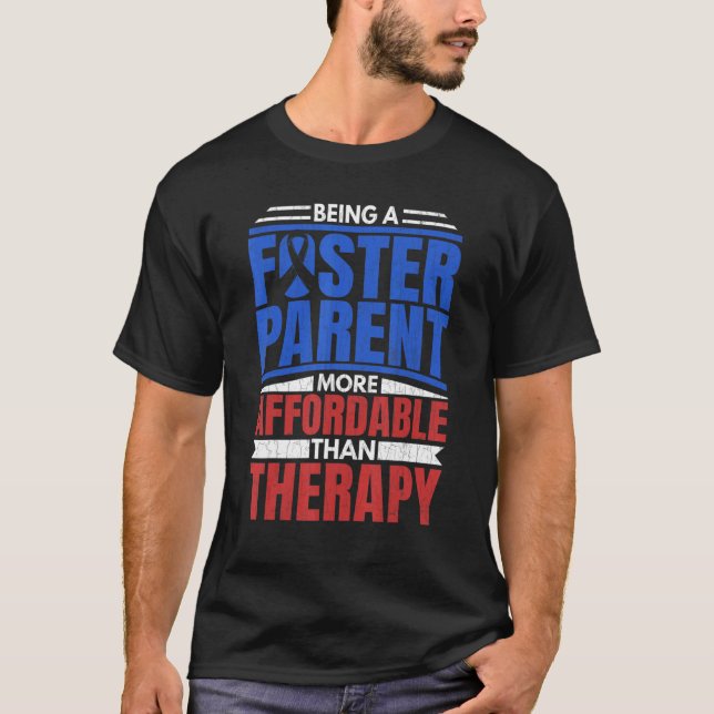 Camiseta Pais Adotivos Do Foster É Pais Adotivos De Cuidado (Frente)