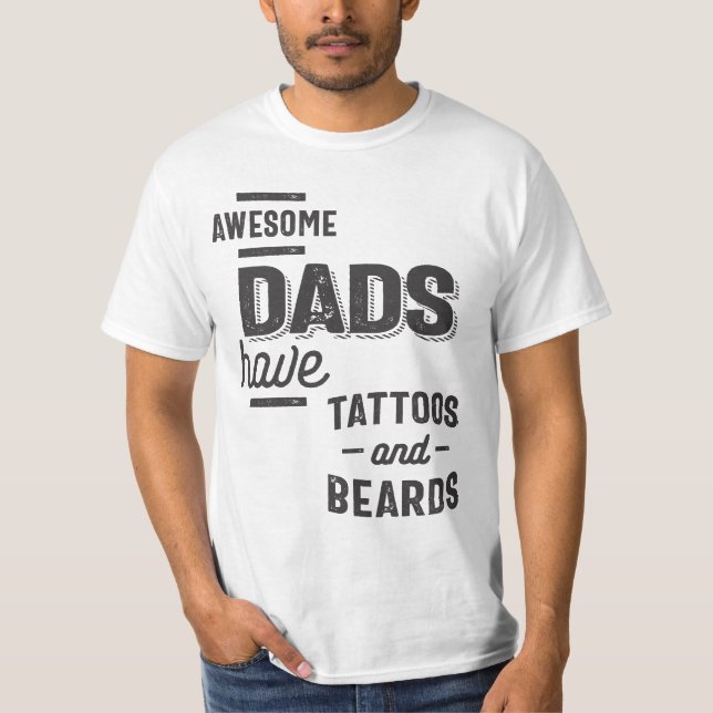 Camiseta Pais incríveis têm tatuagens e barbas (Frente)