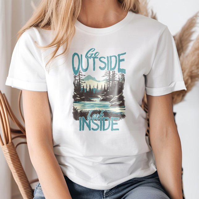 Camiseta Paisagem do Rio Montanha "Sair do Lado de Olhar De ("Go Outside Look Inside" Mountain River Landscape T-Shirt on a young woman.)
