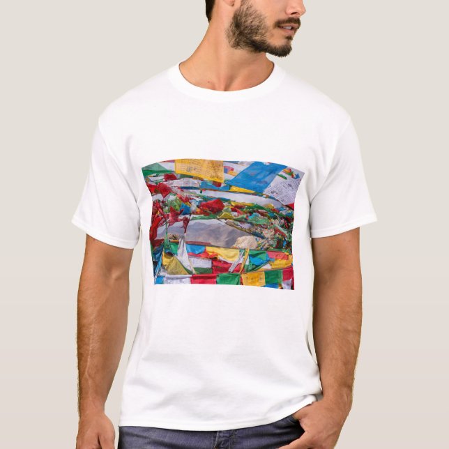 Camiseta Paisagem tibetana com bandeiras de oração - Himala (Frente)