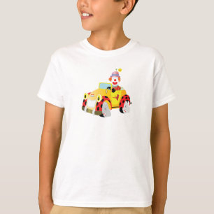 Camiseta palhaço alegre dirige um carro amarelo