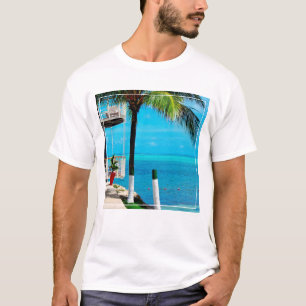 Camiseta Palmeira no jardim da frente de uma casa pelo mar