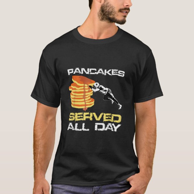 Camiseta Pancakes Served All Day Fun Lineman Football Chri (Frente)