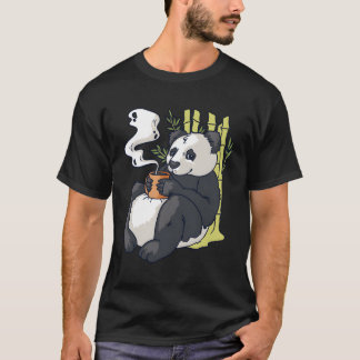 Camiseta Panda Com Bambu Que Está Saindo De Chá Bebendo