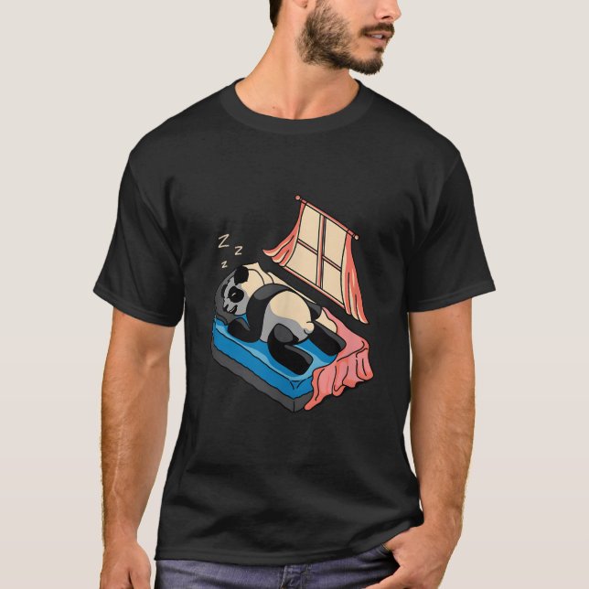 Camiseta Panda dorme em uma cama no quarto de frente para b (Frente)
