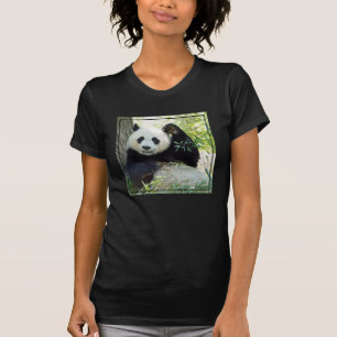 Camiseta Panda gigante que descansa contra a árvore