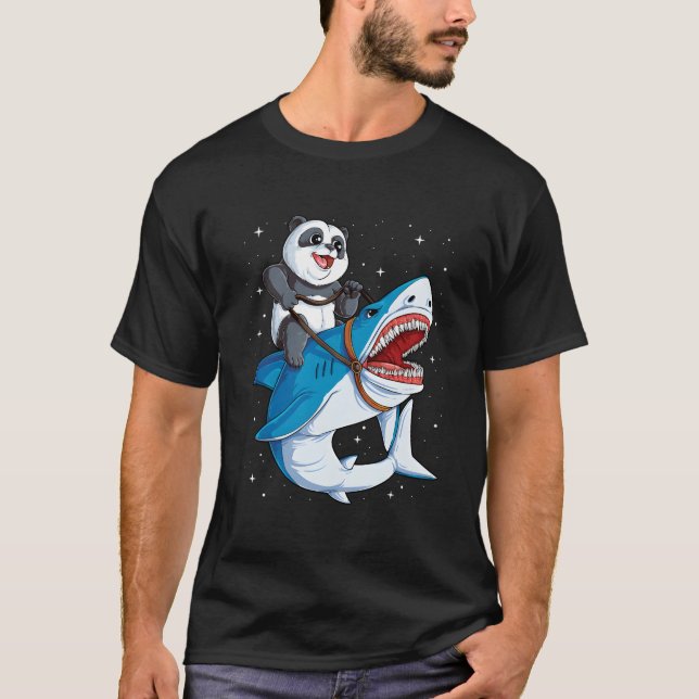 Camiseta Panda Riding Shark Space Galaxy Jawsome (Frente)