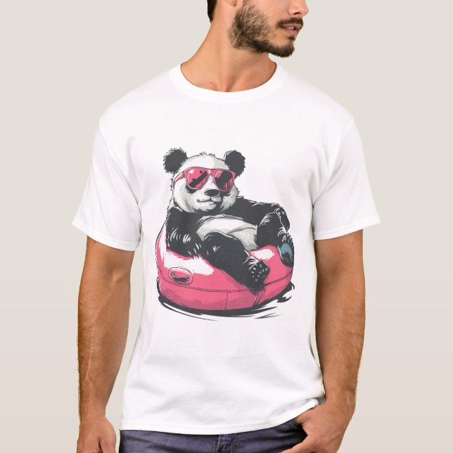 Camiseta panda vestindo óculos de sol em uma piscina rosa (Frente)
